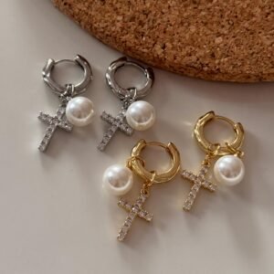 Arete huggie oro laminado con perla y cruz con circonias shine in gold