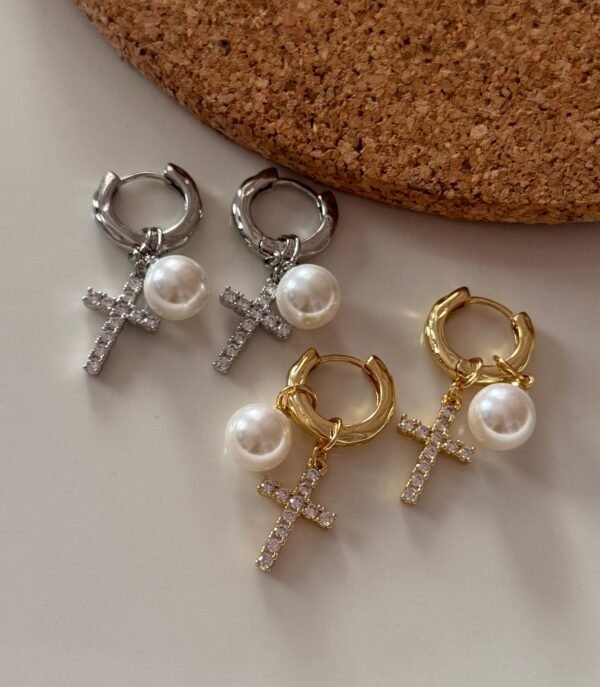 Arete huggie oro laminado con perla y cruz con circonias shine in gold